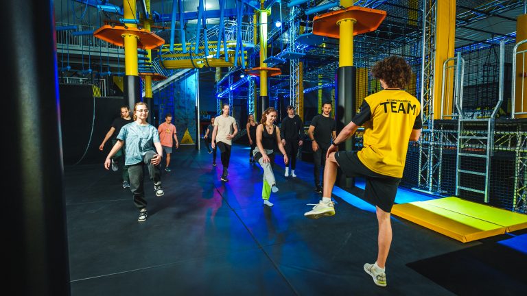 Schulen und Gruppen machen ein Warm-up bei Jumpin Warrior