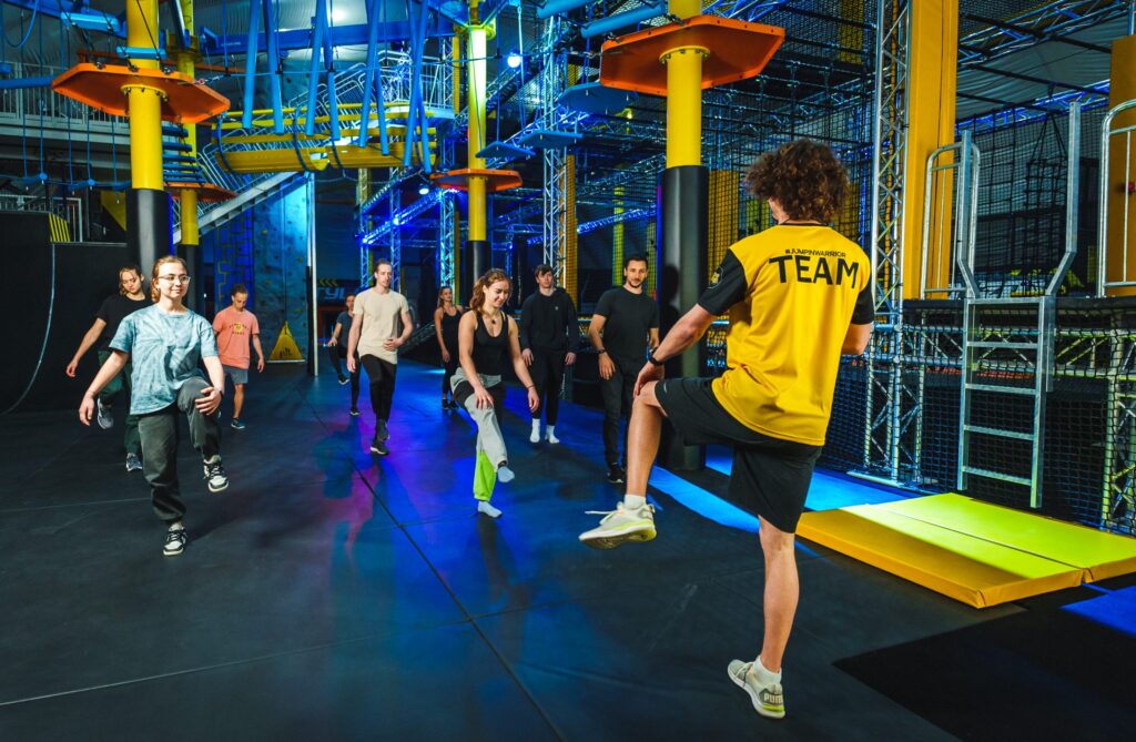 Schulen und Gruppen machen ein Warm-up bei Jumpin Warrior