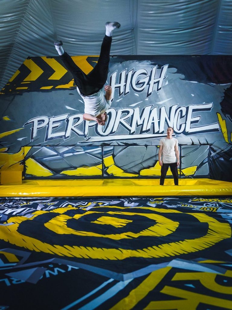 Akrobatische Sprünge in der High Performance Zone mit Air Bag bei Jumpin Warrior