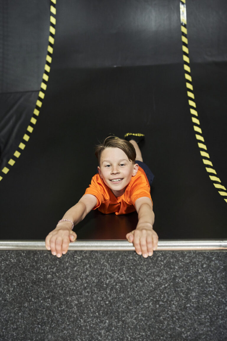 Kind rennt eine Rampe im Jumpin Warrior hoch
