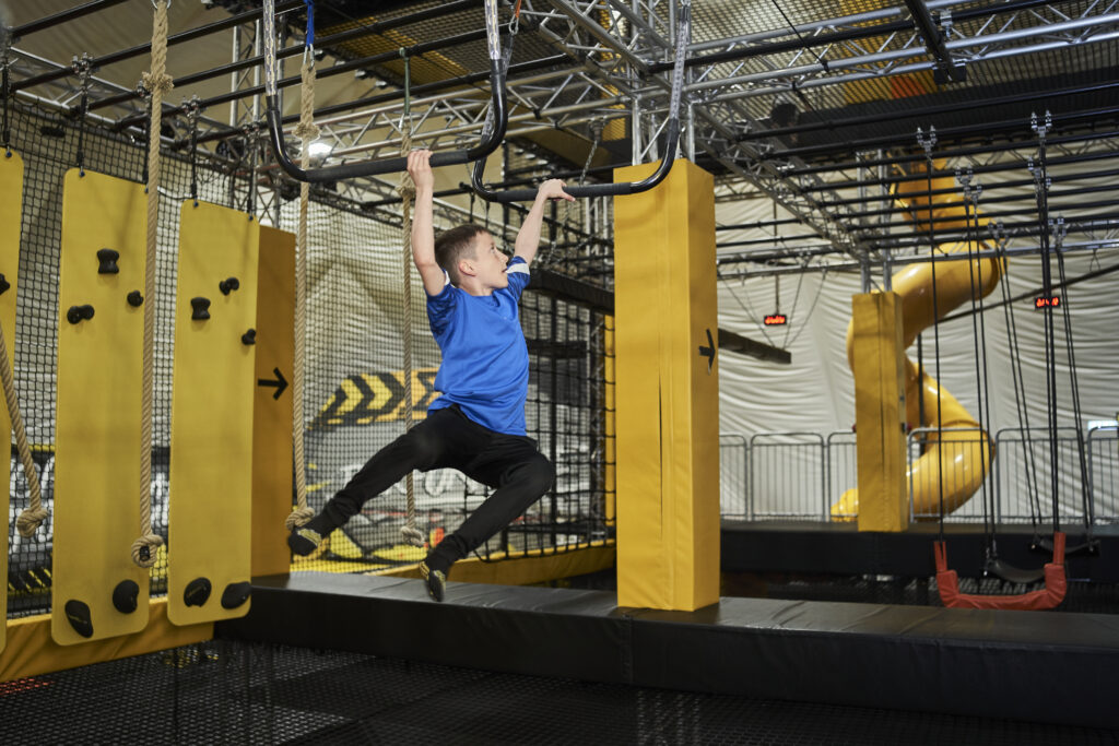 Kind schwingt sich durch die Ninja Warrior Zone bei Jumpin Warrior