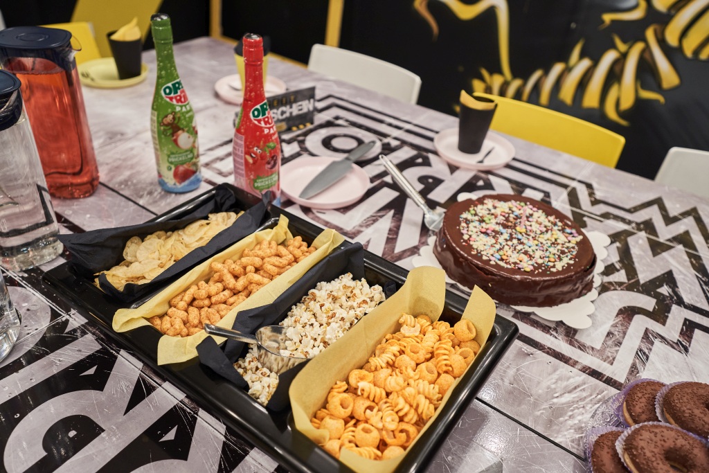 Snacks im Jumpin Warrior: Coppenrath & Wiese Sachertorte, Dreh & Drink Kindersekt, Milka Donuts
